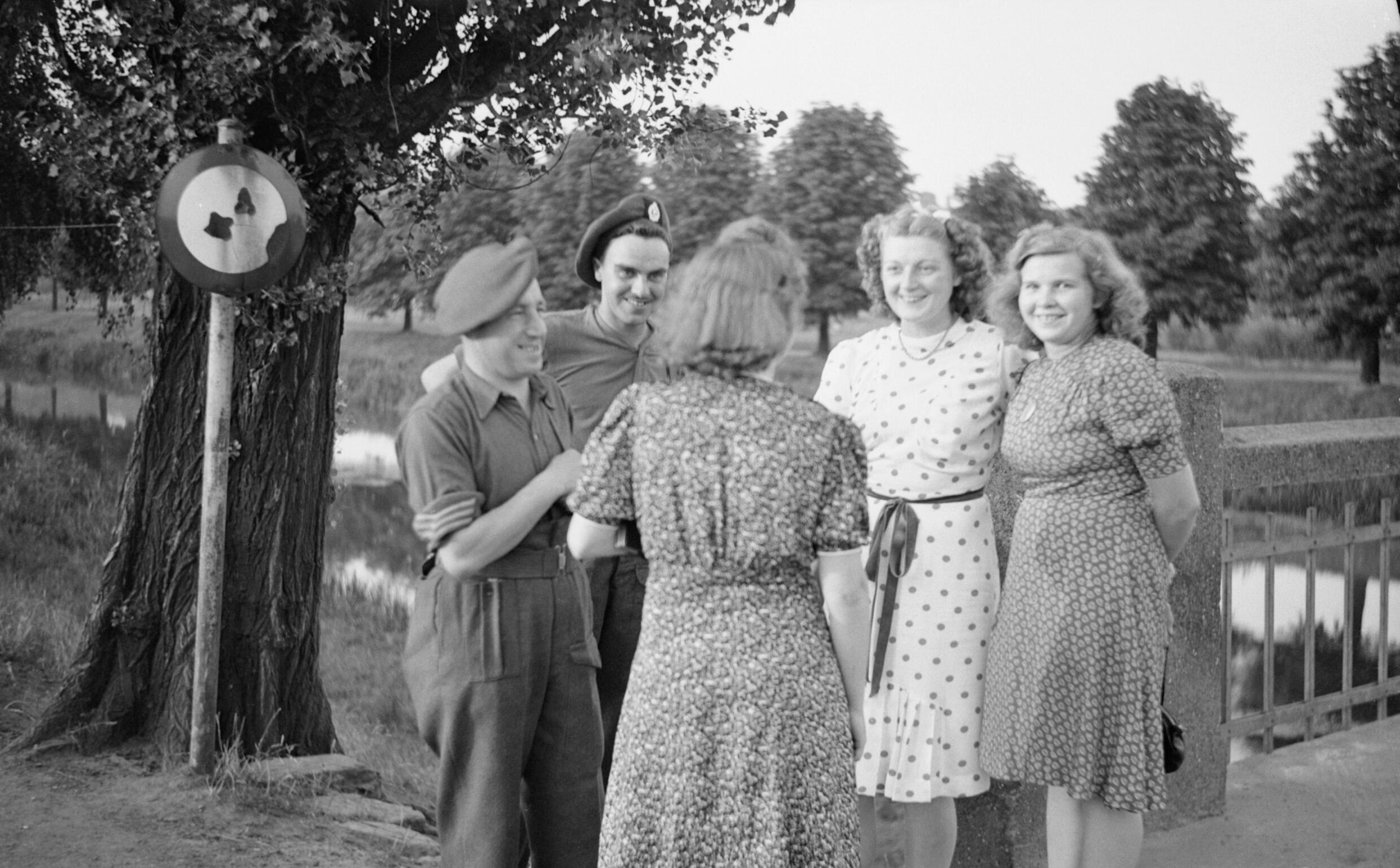 british_soldiers_chatting_to_german_girls_16_july_1945